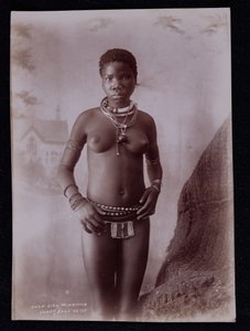 Zulu-jente i innfødt fancy ballkjole, ca. 1895